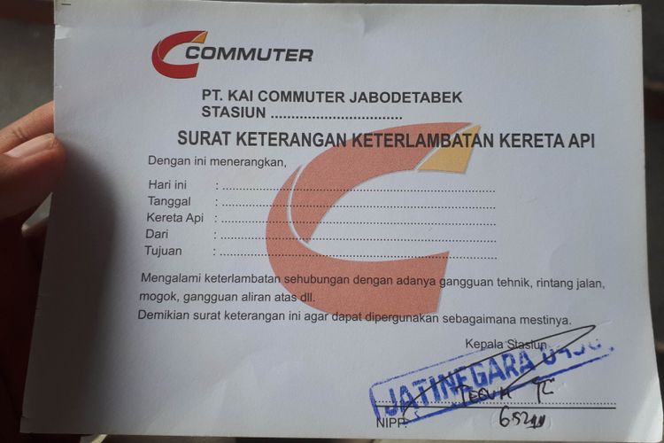 Surat keterangan terlambat kerja yang diberikan oleh PT PT Kereta Commuter Indonesia (KCI) di Stasiun Jatinegara, Senin (23/7/2018)