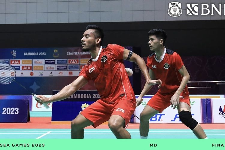 Ganda putra Indonesia, Pramudya Kusumawardana/Yeremia Erich Yoche Yacob Rambitan, saat bertanding melawan Malaysia di final bulu tangkis SEA Games 2023 di Morodok Techo Badminton Hall, Kamis (11/5/2023). Indonesia menjadi juara usai menang 3-1. 