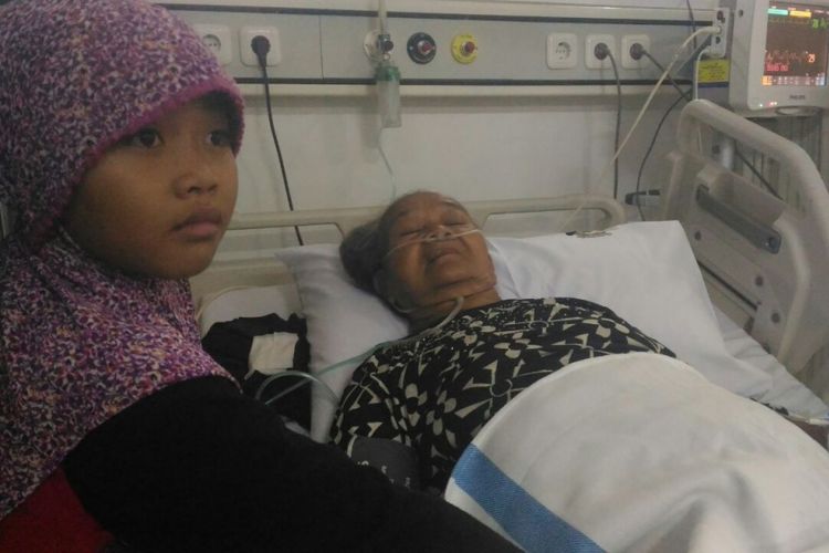 Fitri Ayu, siswa kelas 4, saat menjaga neneknya seorang diri di ICU RSUD Blambangan Banyuwangi, Rabu (13/12/2017).