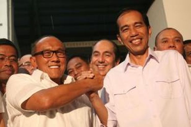 Bakal calon presiden dari PDI Perjuangan Joko Widodo bertemu Ketua Umum DPP Partai Golkar Aburizal Bakrie, di Pasar Gembrong, Jakarta, Selasa (13/5/2014).