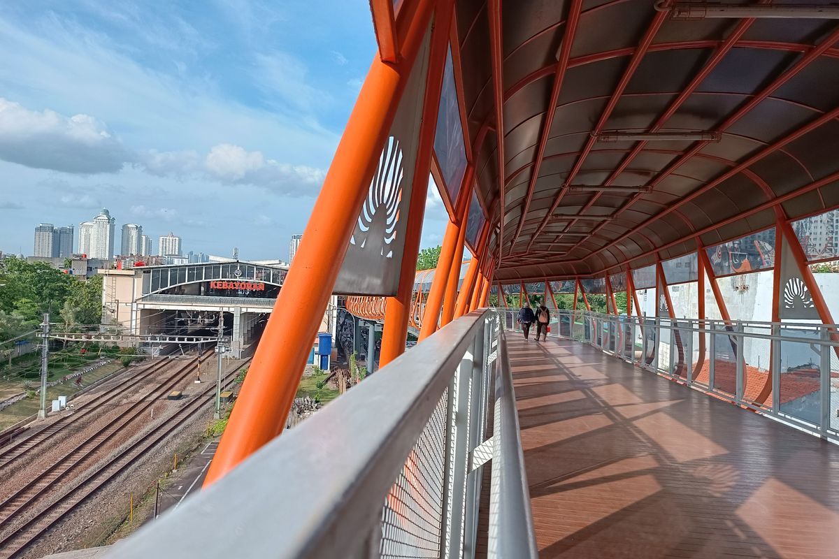 Potret Skywalk Kebayoran Lama, fasilitas umum sekitar 500 meter yang menjembatani Stasiun Kebayoran dengan Halte Transjakarta Velbak. Foto ini diambil pada Selasa (24/1/2023) sore. 