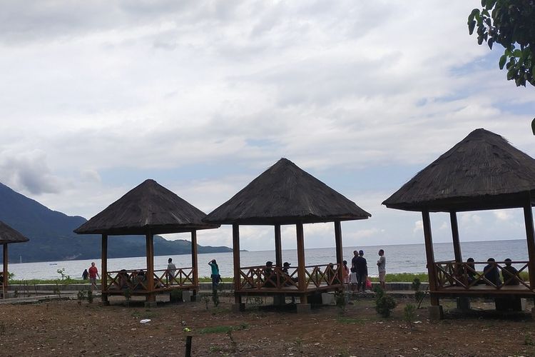 Pantai Cepi Watu, Desa Nanga Labang, Kecamatan Borong, Manggarai Timur, NTT, Selasa, (3/5/2022) dipadati wisatawan lokal saat Liburan Idul Fitri hari kedua. (KOMPAS.com/MARKUS MAKUR)