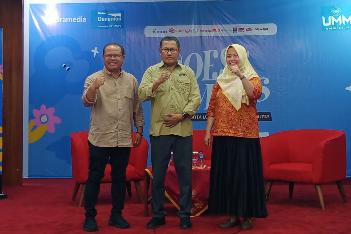 Direktur Operasional Gramedia, Heri Darmawan (kiri), Rektor UMM, Prof Nazaruddin Malik (tengah), dan Regional Consumer Head Bank Danamon Jawa Timur, Devy Carollina (kanan).