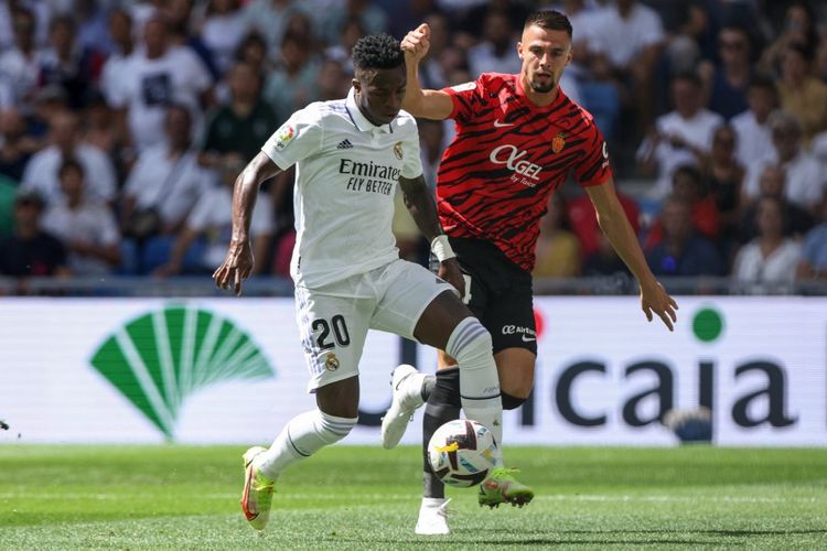 Penyerang Real Madrid, Vinicius Jr, beraksi pada laga Liga Spanyol kontra Mallorca di Estadio Santiago Bernabeu, Minggu (11/9/2022). Terkini, Real Madrid akan melawan Mallorca pada pekan ke-20. Link live streaming Mallorca vs Madrid tersedia di akhir artikel ini.