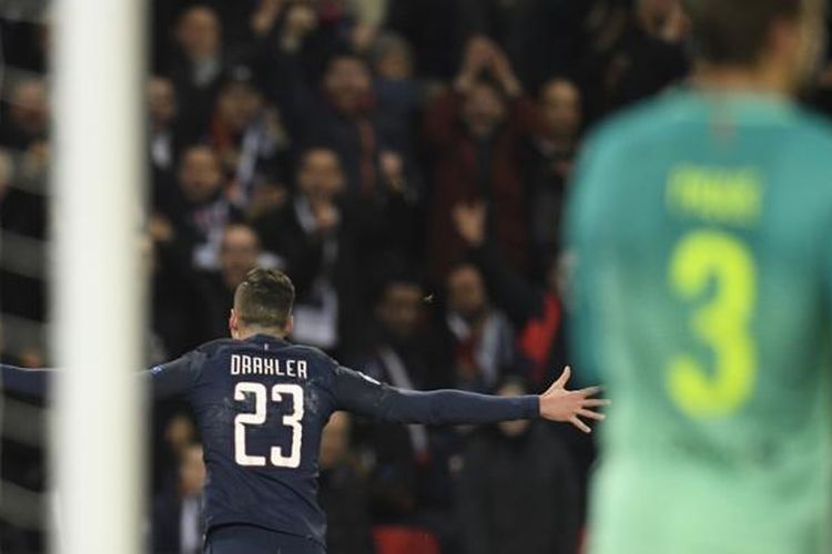 Julian Draxler (23) merayakan gol Paris Saint-Germain (PSG) ke gawang Barcelona pada partai pertama babak 16 besar Liga Champions di Stadion Parc des Princes, Selasa (14/2/2017).
