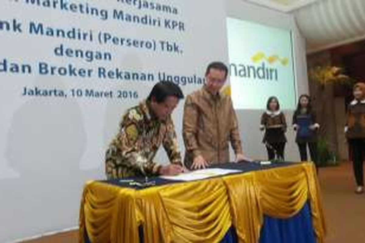 Direkstur Consumer Banking Bank Mandiri Hery Gunardi menandatangani perjanjian dengan pengembang rekanan, Kamis (10/3/2016).