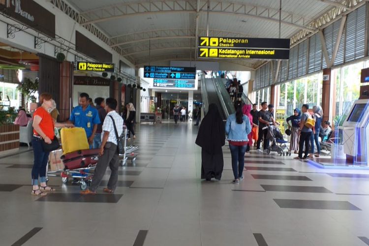 Suasana terminal keberangkatan di Bandara SSK II Pekanbaru, Riau, terlihat sepi setelah adanya kebijakan kenaikan tiket pesawat domestik, Selasa (15/1/2019).