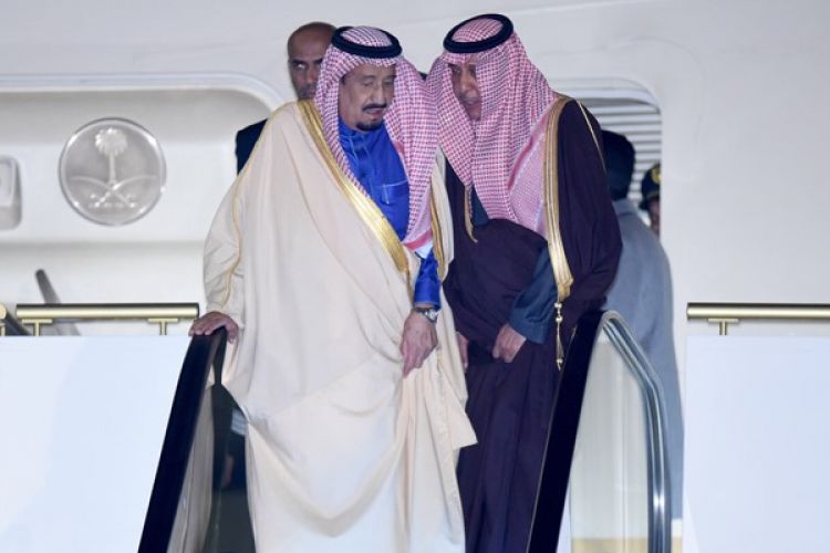 Raja Arab Saudi Salman bin Abdulaziz al-Saud tiba di bandara Haneda, Tokyo, Minggu (12/3/2017).