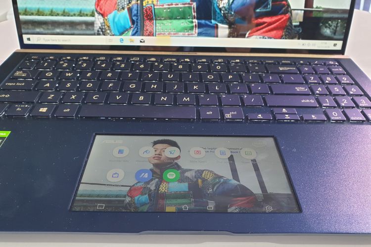 Asus meluncurkan tiga laptop anyar mereka, Zenbook 13 (UX334), 14 (UX434), dan 15 (UX534) dengan fitur unggulan touchpad yang bisa diubah menjadi layar yang menyerupai smartphone dalam sebuah acara peluncuran di Jakarta, Rabu (11/12/2019).