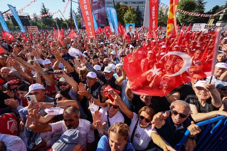 Para pendukung oposisi utama, Partai Rakyat Republik (CHP), menghadiri sebuah demonstrasi di Ankara atau demo di Turkiye pada 14 September 2025.