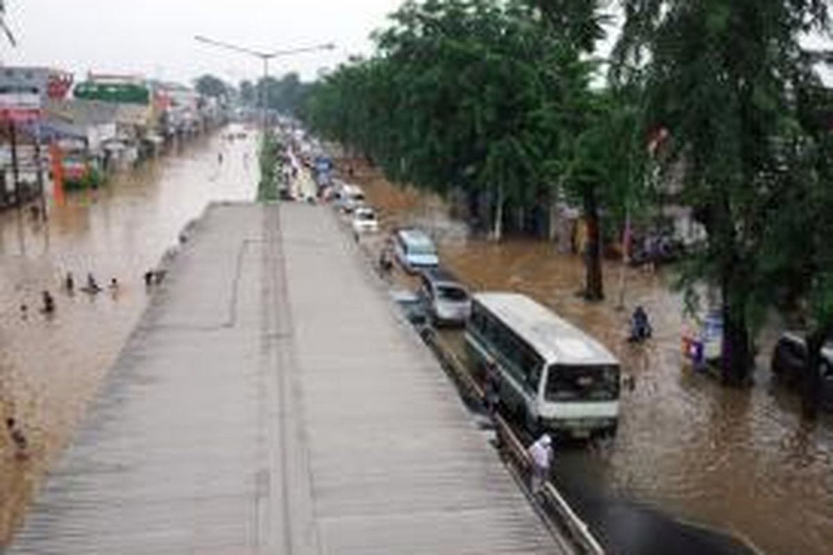 Banjir di Jalan Otista Raya yang menuju Kampung Melayu maupun Kampung Rambutan, Senin (13/1/2014).