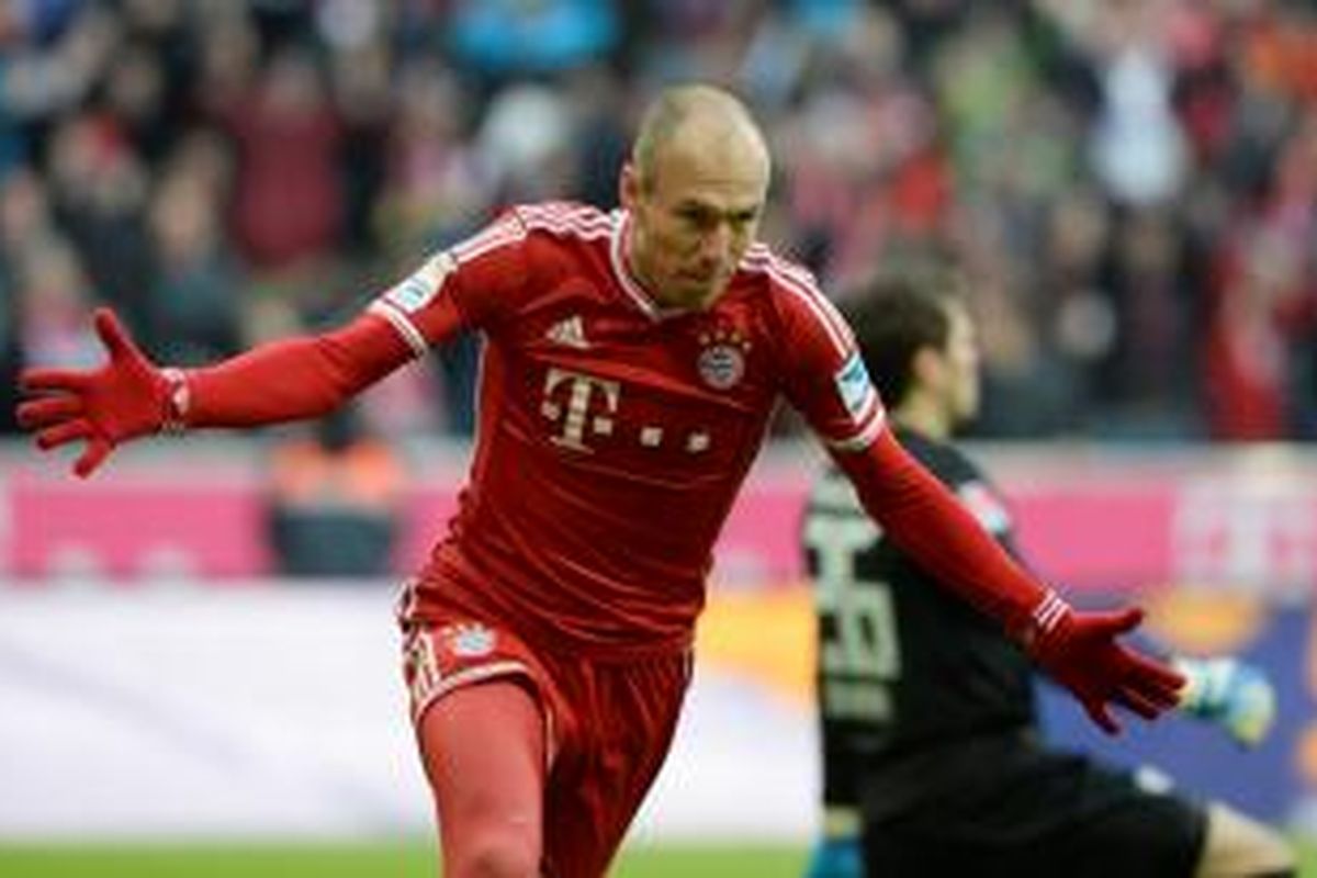 Selebrasi gelandang Bayern Muenchen, Arjen Robben, usai membobol gawang Eintracht Braunschweig dalam lanjutan Bundesliga 1 di Allianz Arena, Sabtu (30/11/2013). 