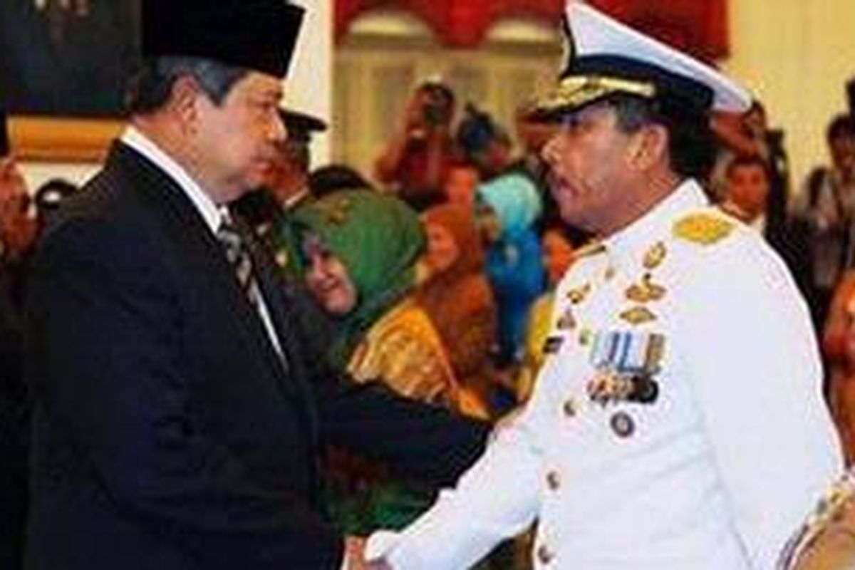 Laksamana TNI Agus Suhartono berjabat tangan dengan Presiden SBY