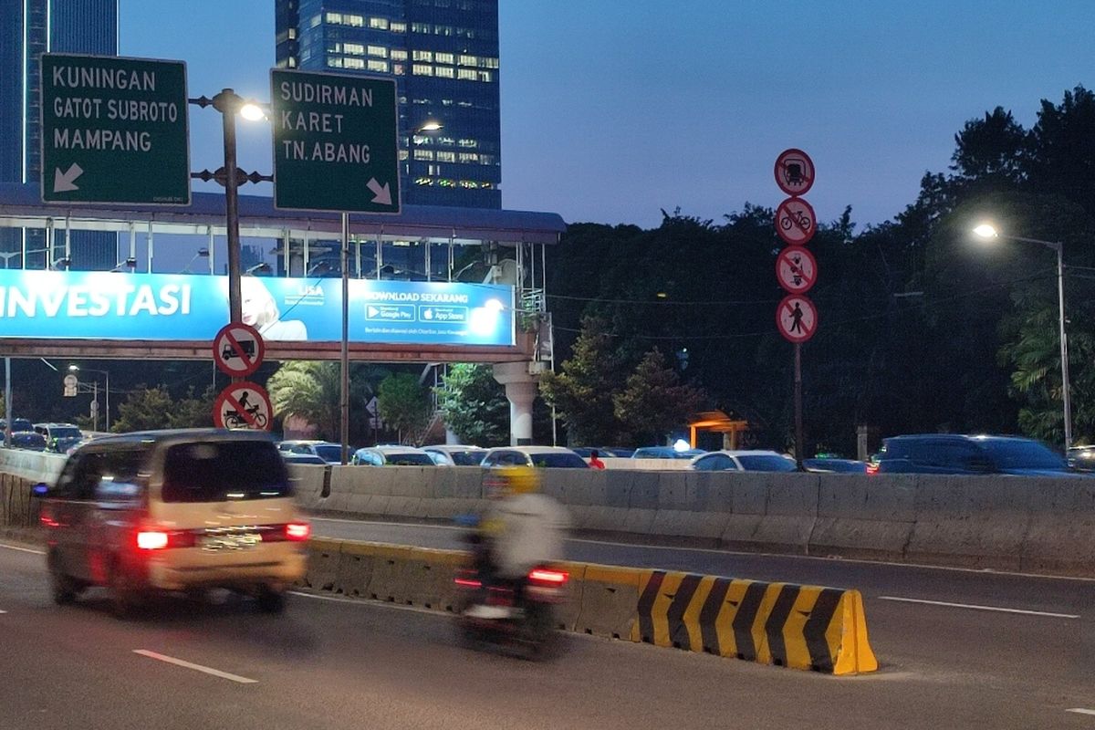 Situasi di Jalan Layang Non Tol (JLNT) Casablanca dari kawasan Tebet, Jakarta Selatan ke arah Pejompongan, Jakarta Pusat pada Jumat (29/7/2022) sore.