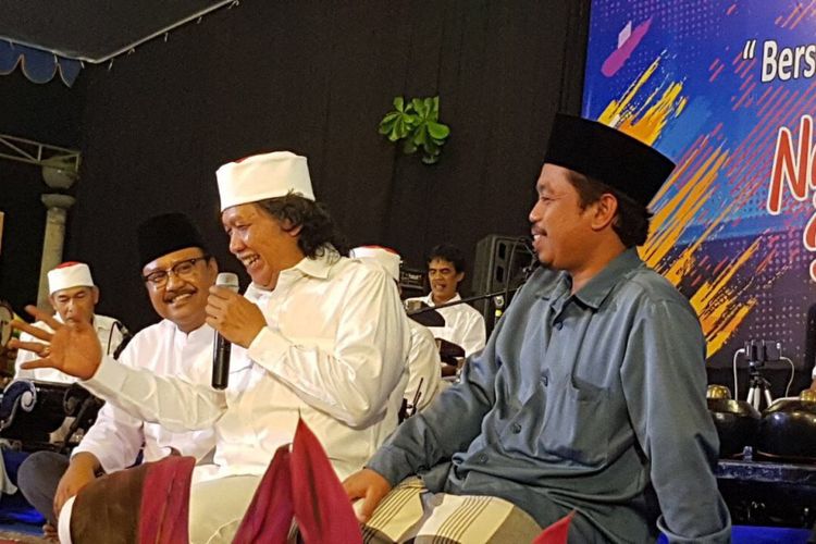 Gus Ipul bersama budayawan Cak Nun pada acara renungan malam tahun baru di Lapangan Rumah Sakit dr Ramelan Surabaya, Minggu (31/12/2017)