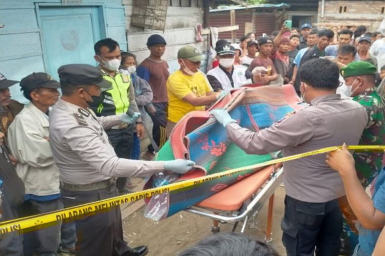 Foto: Polisi mengevakuasi jasad korban dari kamar kostnya di Jalan Merdeka Atas, Saribudolok, Kecamatan Silimakuta, Kabupaten Simalungun, Minggu (8/5/2022) sekitar pukul 10.00 WIB. 