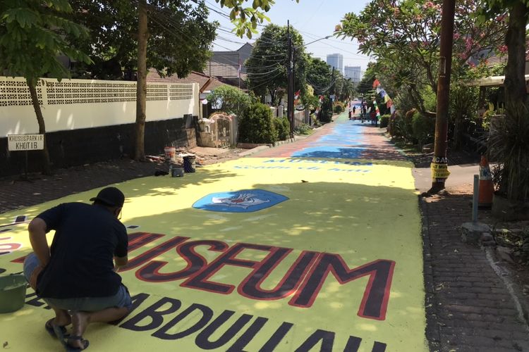 Pelukis dari Komunitas Perupa Jakarta melukis Jalan Keuangan Raya, Cilandak Barat, Cilandak, Jakarta, Selasa (25/8/2020) siang.