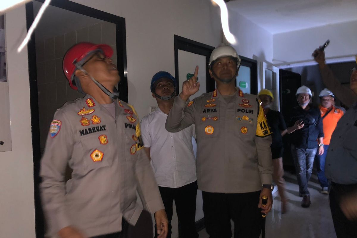 Kapolres Metro Depok Kombes Pol Arya Perdana saat melakukan pengecekan TKP di rumah sakit yang atapnya runtuh, Rabu (17/4/2024).