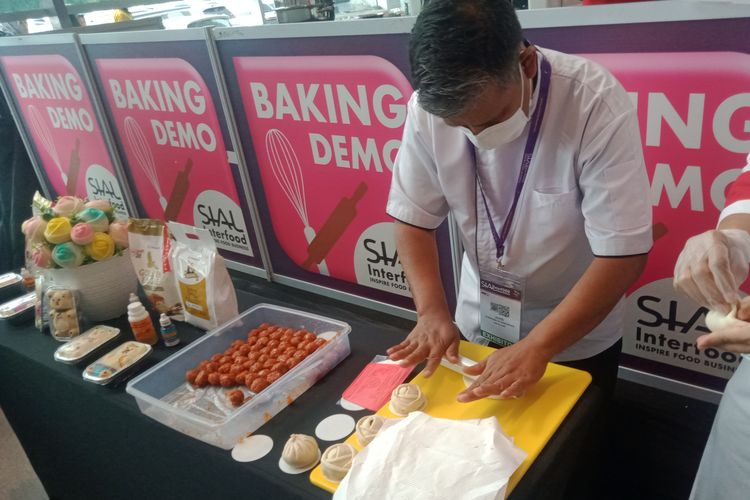 Pembuatan bakpao mawar dalam demo masak di Sial Interfood 2022. 