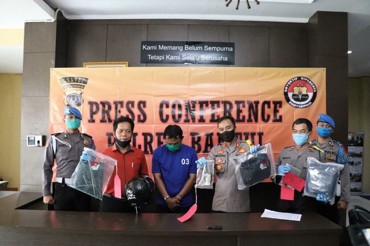 Kapolres Bantul, AKBP Wachyu Tri Budi Sulistiyo (Masker Hitam) Menunjukkan Barang Bukti Kasus Pencurian Pecah Kaca Kamis (28/5/2020)