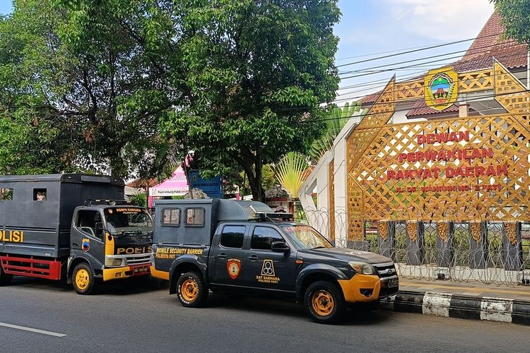 Kendaraan polisi sedang berhenti di depan Gedung DPRD Pati yang dipasangi kawat berduri, di Jalan Dr. Wahidin, Kabupaten Pati, Jawa Tengah, Kamis (30/10/2025)