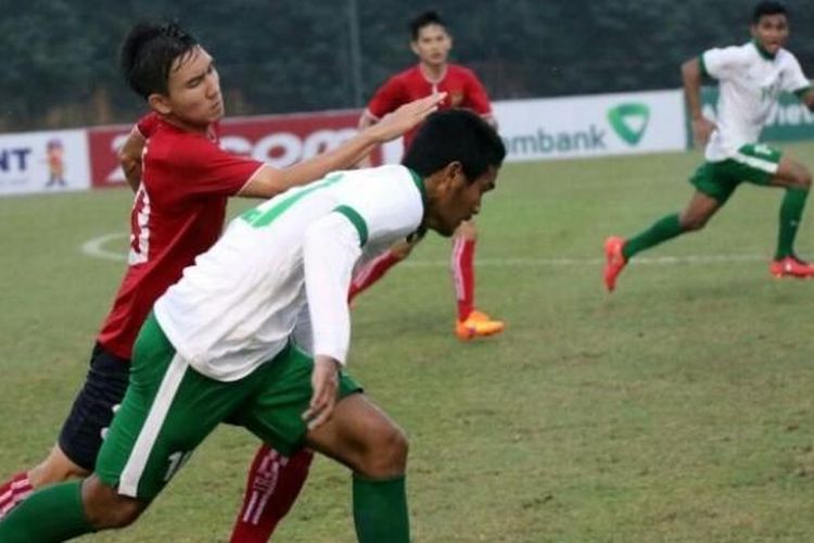 Aksi striker Indonesia U-19, Muhammad Rafli, pada laga kontra Laos U-19 di Vietnam Youth Training Center, Minggu (18/9/2016).