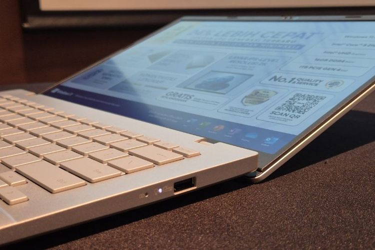 Layar ASUS Vivobook S14 OLED dapat dibuka hingga sudut lebar 180 derajat untuk menunjang produktivitas dan kenyamanan pengguna dalam berbagai posisi kerja.