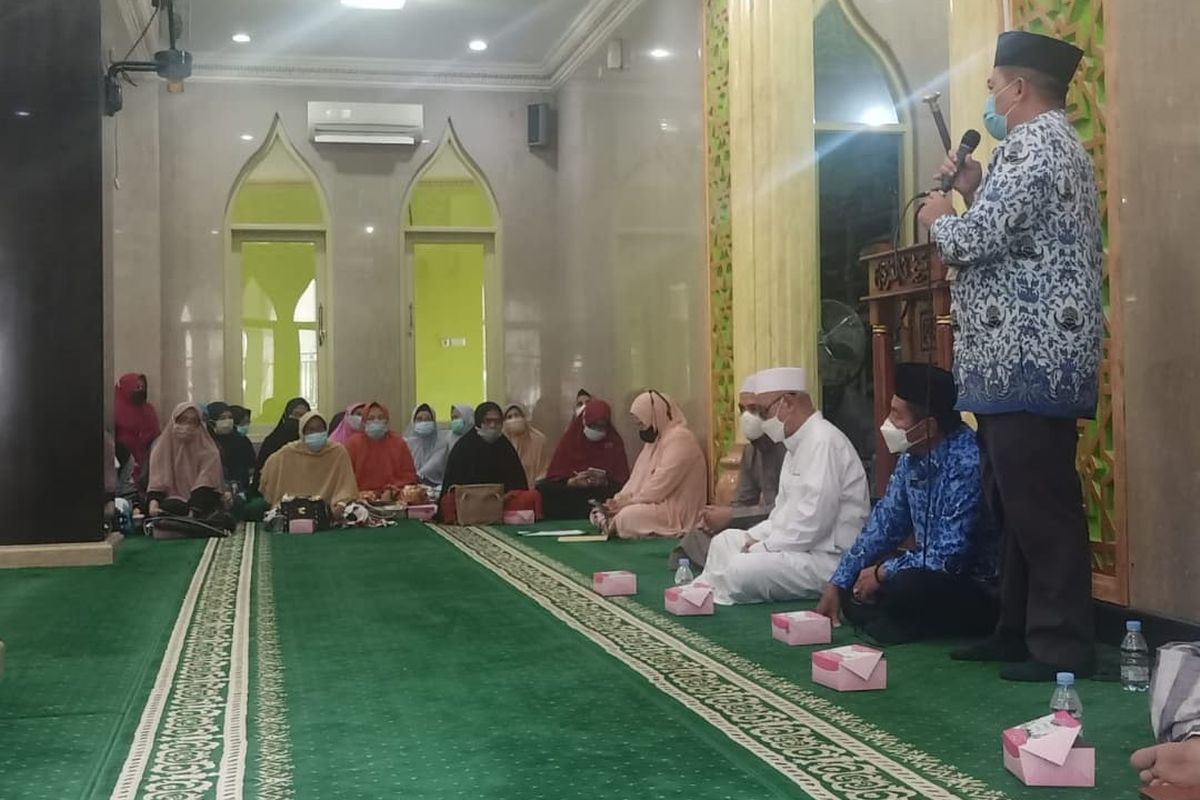 Sebanyak 27 warga lanjut usia (lansia) mengikuti Pesantren Lansia di Masjid Al-Furqon Kelurahan Baru, Kecamatan Pasar Rebo, Jakarta Timur, Jumat (1/10/2021). (Kominfotik Jakarta Timur) .