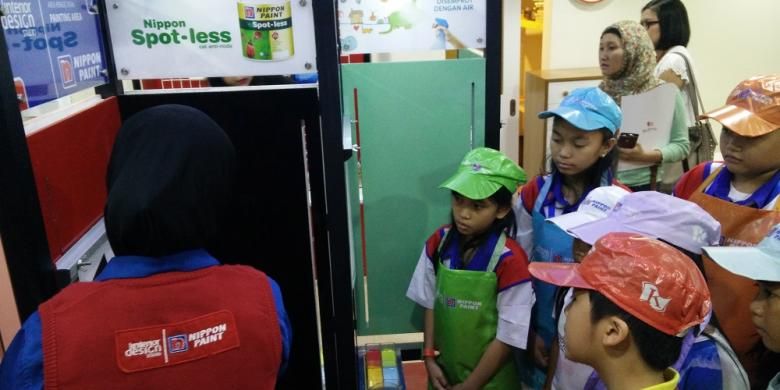 Anak-anak mencoba salah satu kegiatan di establishment Nippon Paint, di KidZania, Pacific Place, Jakarta, Kamis (8/1/2015).