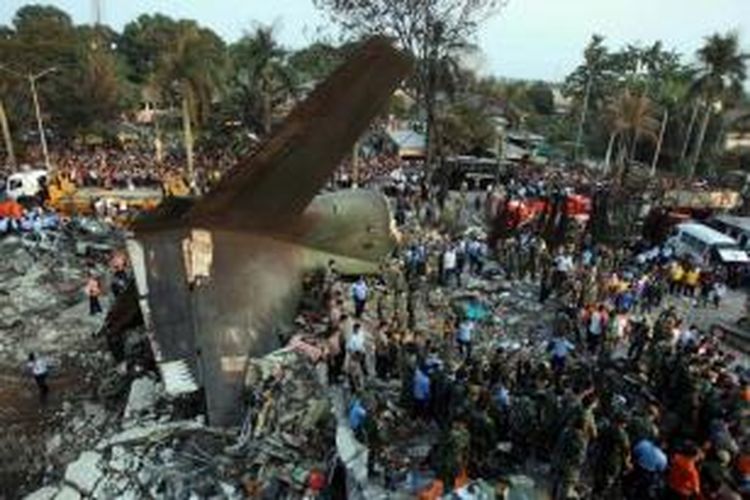 Petugas gabungan melakukan proses pencarian korban jatuhnya pesawat Hercules C-130 milik TNI AU di Jalan Jamin Ginting, Medan, Sumatera Utara, 30 Juni 2015. Pesawat itu jatuh dua menit setelah lepas landas dari Pangkalan Udara Soewondo pada pukul 12.08 ketika hendak menuju Tanjung Pinang.