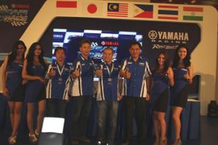 Para petinggi Yamaha berpose setelah konferensi pers jelang Yamaha ASEAN Cup Race.