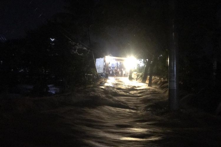 Situasi banjir bandang di Desa Nagrak, Kabupaten Cianjur, Jawa Barat, Senin (6/6/2022) petang.