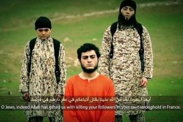 Dalam video terakhir ISIS terlihat Muhammad Said Ismail Musallam (baju oranye) berlutut di depan dua orang anggota ISIS. Musallam yang dituduh sebagai agen Israel, kemudian dieksekusi dengan cara ditembak.