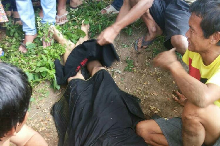 Jenazah pemancing yang tewas terjatuh ke sungai Cimanuk berhasil dievakuasi petugas gabungan.