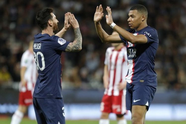 Penyerang Paris Saint-Germain (PSG) Lionel Messi dan Kylian Mbappe dalam laga lanjutan Liga Perancis musim 2022-2023 kontra AC Ajaccio di Stadion Francois Coty, Sabtu (22/10/2022) dini hari WIB.
