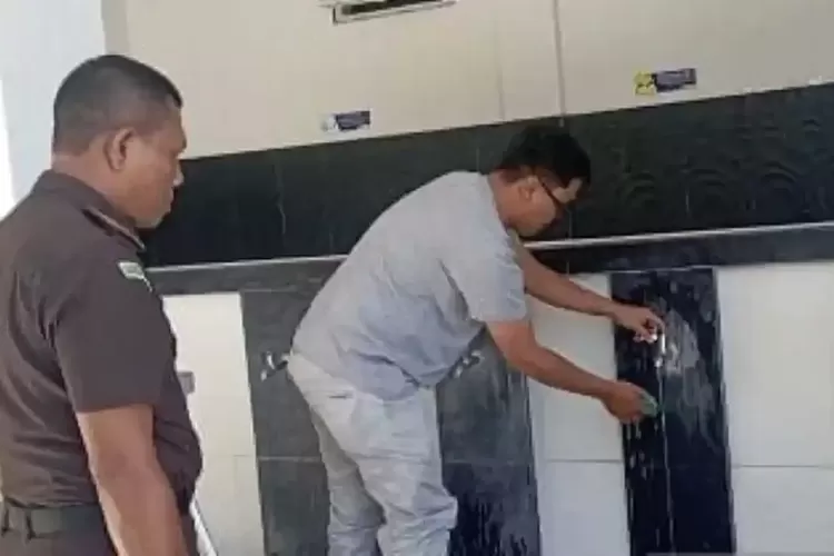Telantarkan Anak, Terpidana di Banda Aceh Dihukum Bersihkan Masjid 100 Jam