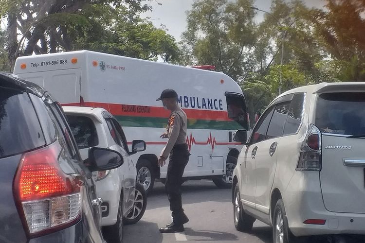 Petugas kepolisian melakukan penyekatan di ruas Jalan Arifin Achmad, Kota Pekanbaru, Riau, untuk membatasi mobilitas warga, Selasa (3/8/2021).