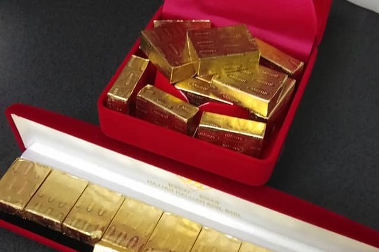 Kado mirip emas batangan yang ternyata kaldu ayam, diterima oleh Junariah Ab Rahman dari suaminya di Malaysia.