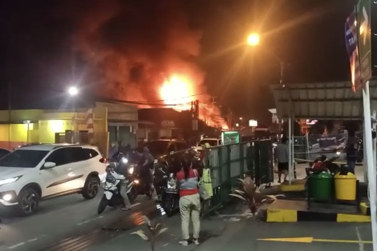 Sebuah pabrik kayu di depan Giant BBM Jalan Tole Iskandar, Abadijaya, Sukmajaya, Kota Depok, Jawa Barat terbakar pada Minggu (11/10/2020) malam sekitar pukul 18.45 WIB.