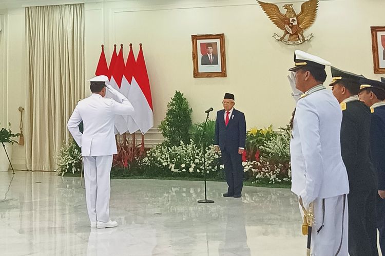 Wakil Presiden Ma'ruf Amin saat memberikan penghargaan Bintang Yudha Dharma Utama kepada Panglima Tentara Nasional Indonesia (TNI) Laksamana Yudo Margono di Istana Wakil Presiden, Jakarta, Selasa (14/11/2023).