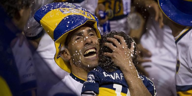 Carlos Tevez mengantarkan Boca Juniors juara Liga Argentina, Minggu (1/11/2015). 