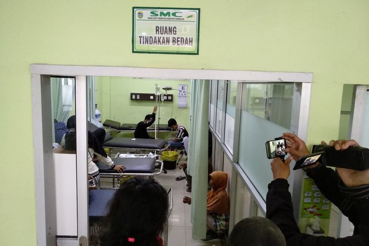 Delapan korban miras oplosan lainnya saat ini masih dirawat di RSUD SMC Kabupaten Tasikmalaya, Jumat (24/1/2020). Jumlah keseluruhan yang masuk ke rumah sakit berjumlah 16 orang, delapan diantaranya telah diketahui meninggal dunia.