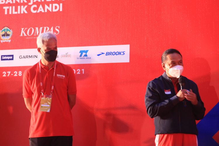 Gubernur Jawa Tengah, Ganjar Pranowo (kiri), bersama Menpora RI, Zainudin Amali (kanan), melepas atlet-atlet dalam ajang Elite Race Borobudur Marathon 2021, Sabtu (27/11/2021) pagi di Kompleks Taman Lumbini, Candi Borobudur, Kab. Magelang.