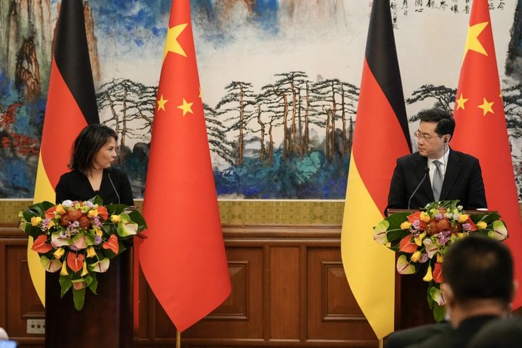 Menteri Luar Negeri China Qin Gang (kanan) dan Menteri Luar Negeri Jerman Annalena Baerbock menghadiri konferensi pers bersama di Wisma Negara Diaoyutai di Beijing pada Jumat (14/4/2023). 