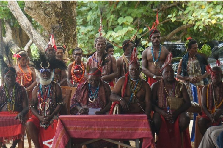 Pada tanggal 16 Oktober 2025 Masyarakat Hukum Adat (MHA) Malaumkarta Raya
mengambil langkah penting dalam menjaga kelestarian sumber daya laut dan pesisir dengan
mengesahkan Peraturan Adat tentang Pengelolaan Sumber Daya Laut dan Pesisir.