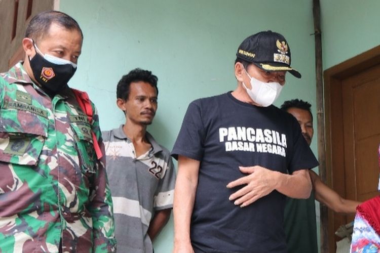 Bupati Banjarnegara, Jawa Tengah, Budhi Sarwono menjemput AM (45), mantan sinden yang mengalami gangguan jiwa untuk dirawat di rumah sakit, Jumat (13/8/2021).