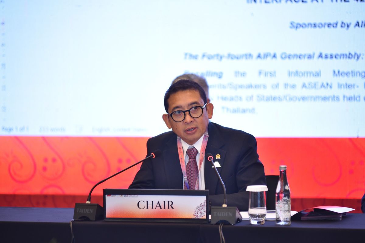 Presiden Southeast Asian Parliamentarians Against Corruption (SEAPAC) Fadli Zon saat memimpin Sidang Komisi Politik  yang menjadi bagian dari Association of Southeast Asian Nations (ASEAN) Inter-Parliamentary Assembly (AIPA) ke-44 di Jakarta, Senin (6/8/2023).
