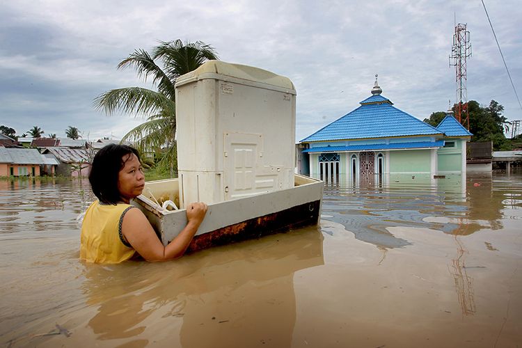 Warga mengevakuasi perabotan rumah tangga saat banjir di daerah perumahan Sawah Lebar Baru Balai Kota Bengkulu, Bengkulu, Sabtu (27/4/2019). Tingginya intensitas hujan selama dua hari terakhir serta meluapnya sungai Bengkulu mengakibatkan banjir setinggi 100 - 175 cm di sejumlah titik rawan banjir di kota dan kabupaten se-provinsi Bengkulu.