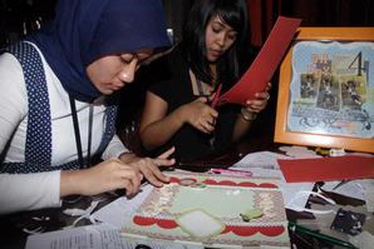 Wartawan dari sejumlah media mengikuti workshop scrapbook dari MSI diselenggarakan HP Indonesia. Mengikuti kelas scrapbooking butuh have fun agar bebas eksplorasi ide kreatif.