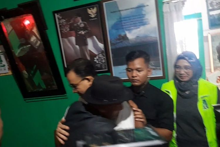 Didin (53) memeluk capres nomor urut satu Anies Baswedan saat kunjungan di rumah Djiaw Kie Siong, Senin (4/12/2023).